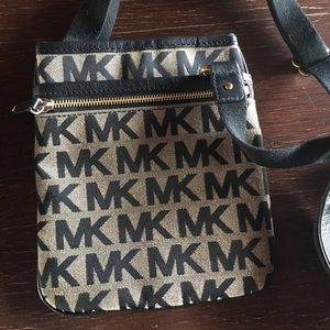 Authentic Michael Kors Signature Crossbody